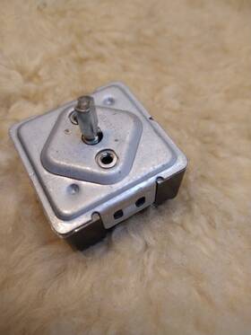 184-1l023 Robertshaw 1841l23 Robert Shaw Stove Electric Bruner Control Switch 240vac Good Condition