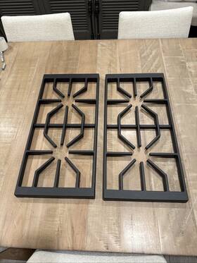 816261 Wolf 2 Grates With Pads
